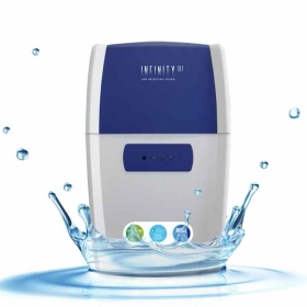 Vista frontal del equipo de ósmosis inversa Infinity: purificador de agua compacto con diseño moderno en color azul y blanco.