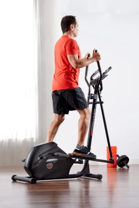 Persona utilizando la bicicleta elíptica POTENZA de Lufthous