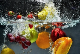 Fotografía de frutas cayendo al agua