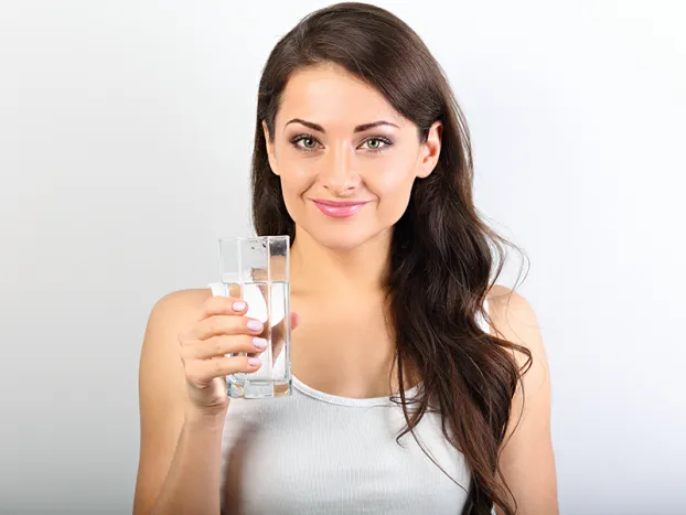 Fotografía de una mujer bebiendo agua